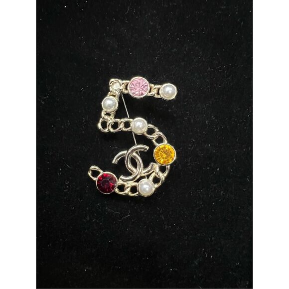 ⚡️EVERYTHING MUST GO⚡️Chanel no5 cc brooch pin pearls and multicolor stones - Picture 2 of 6